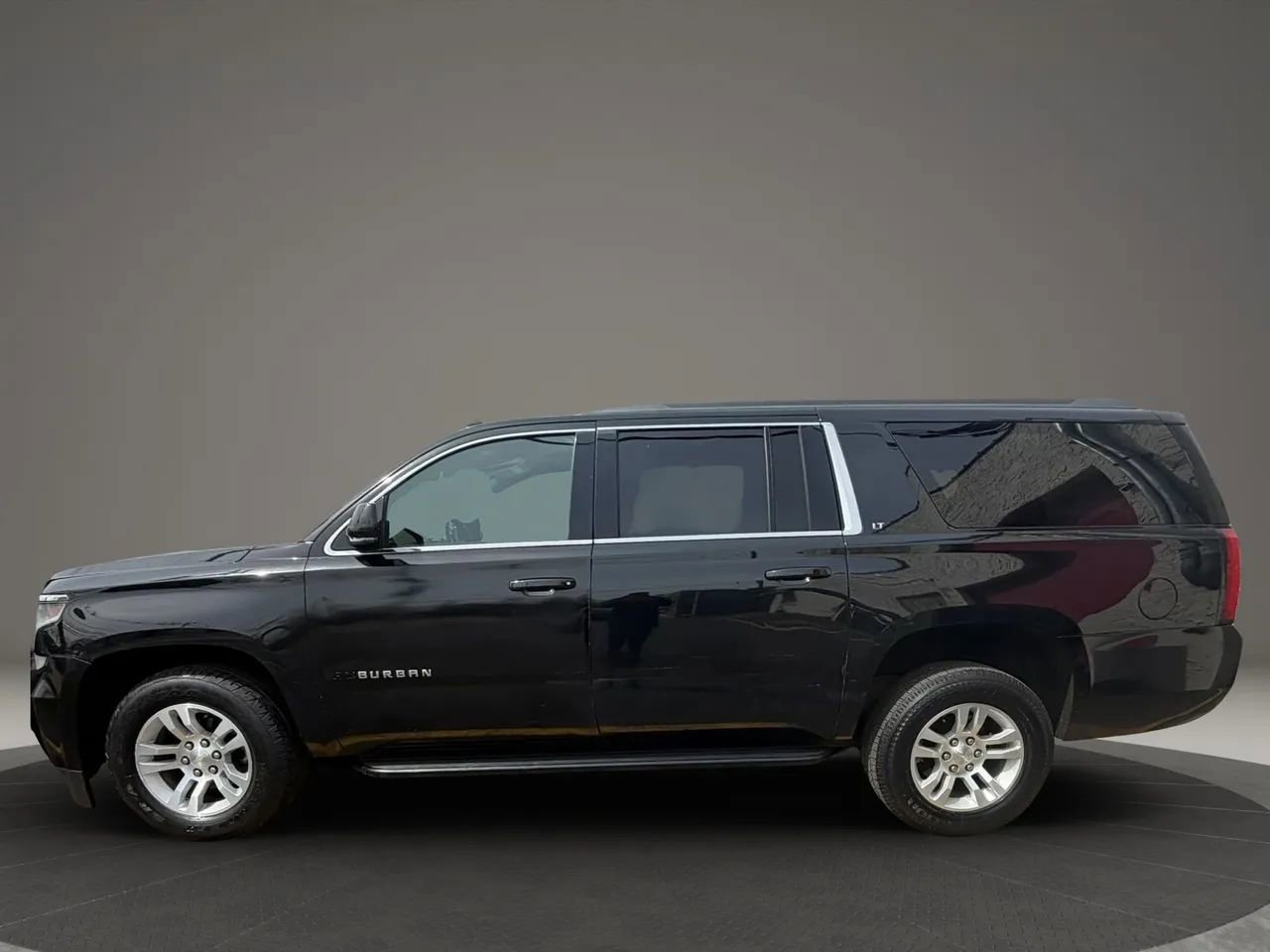 Used 2018 Chevrolet Suburban LT image 8