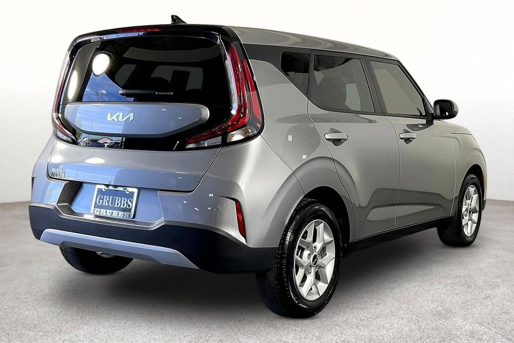 Used 2025 Kia Soul LX image 2