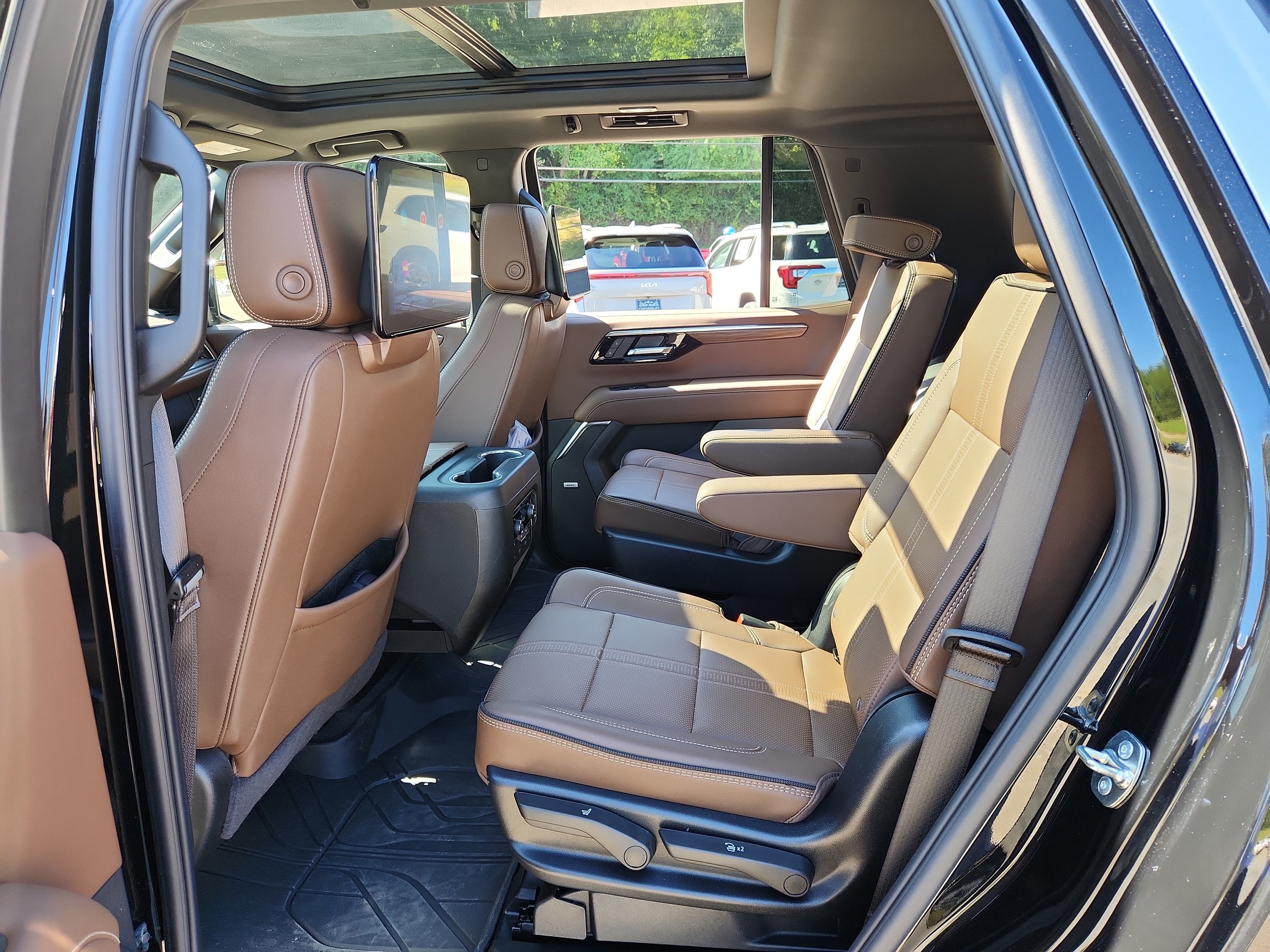 Used 2025 Chevrolet Tahoe High Country AWD/4WD image 43