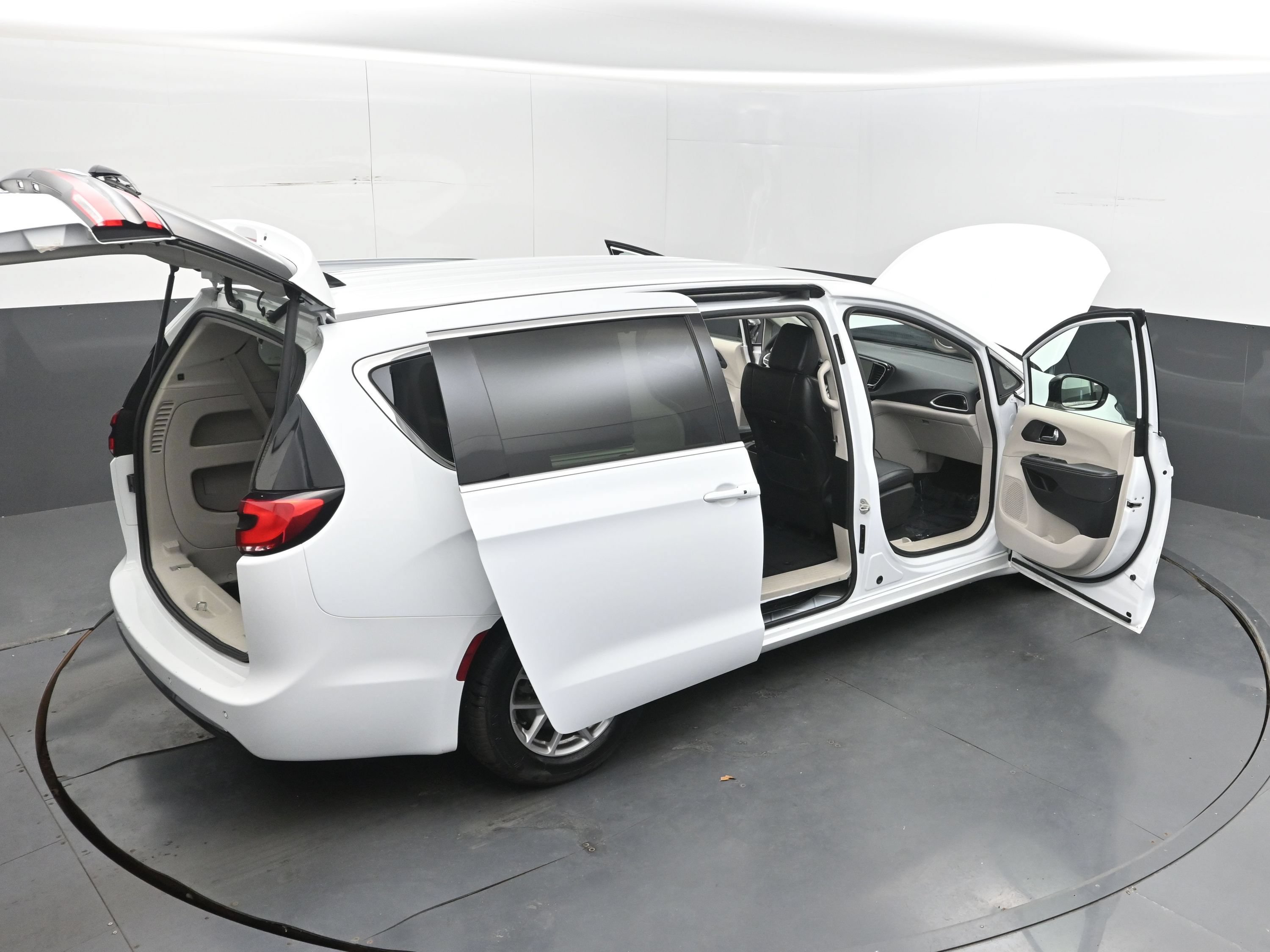 Used 2024 Chrysler Pacifica Touring-L FWD image 40