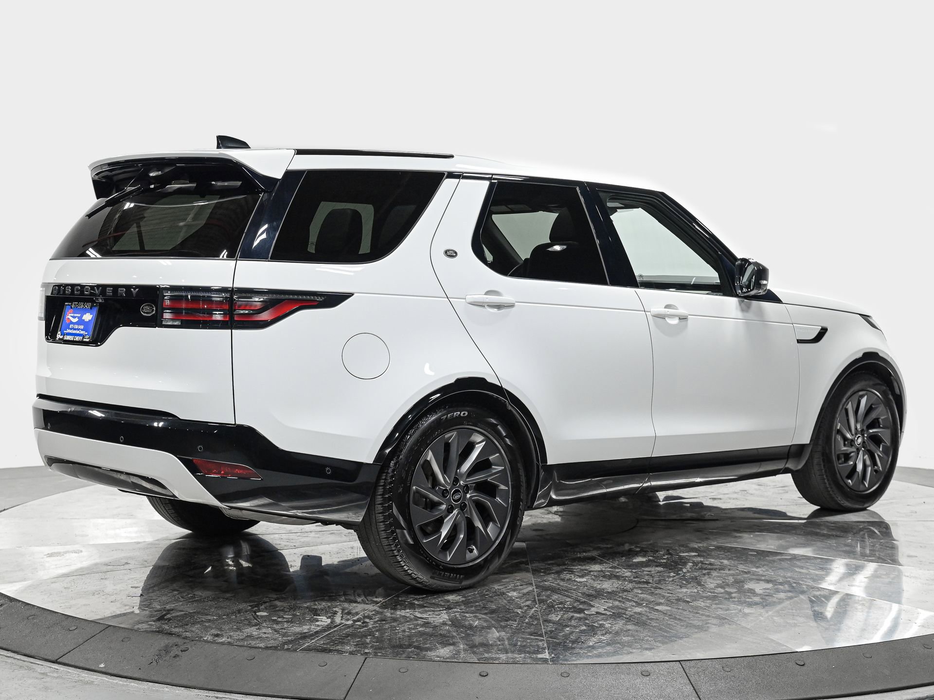 Used 2023 Land Rover Discovery S R-Dynamic image 7