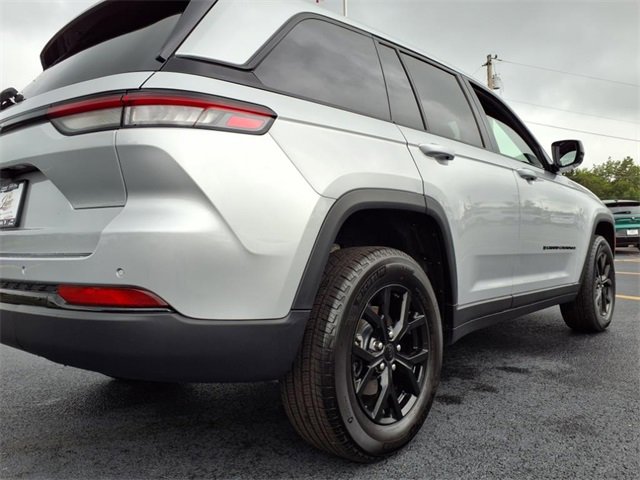 Used 2024 Jeep Grand Cherokee Altitude image 6