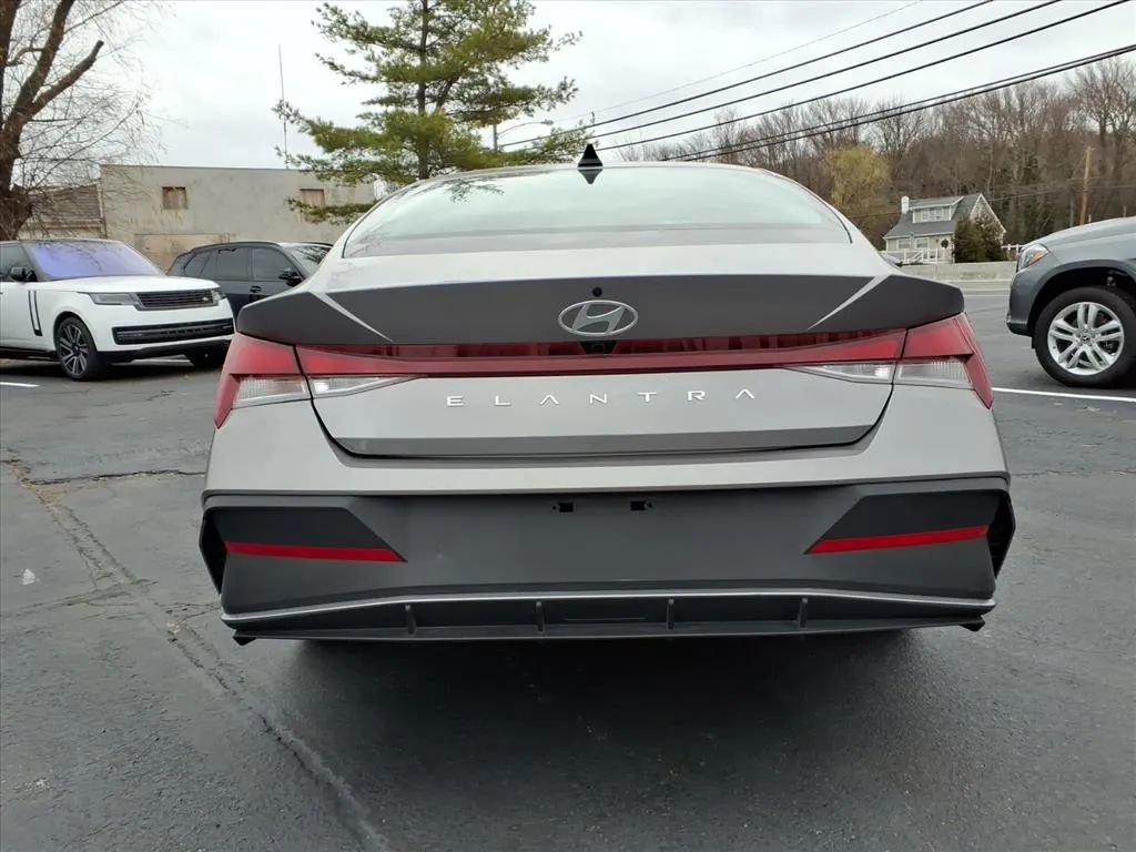 Used 2024 Hyundai Elantra SEL image 4