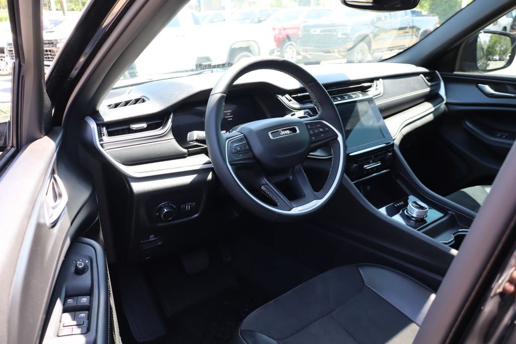 Used 2024 Jeep Grand Cherokee Altitude AWD/4WD image 13