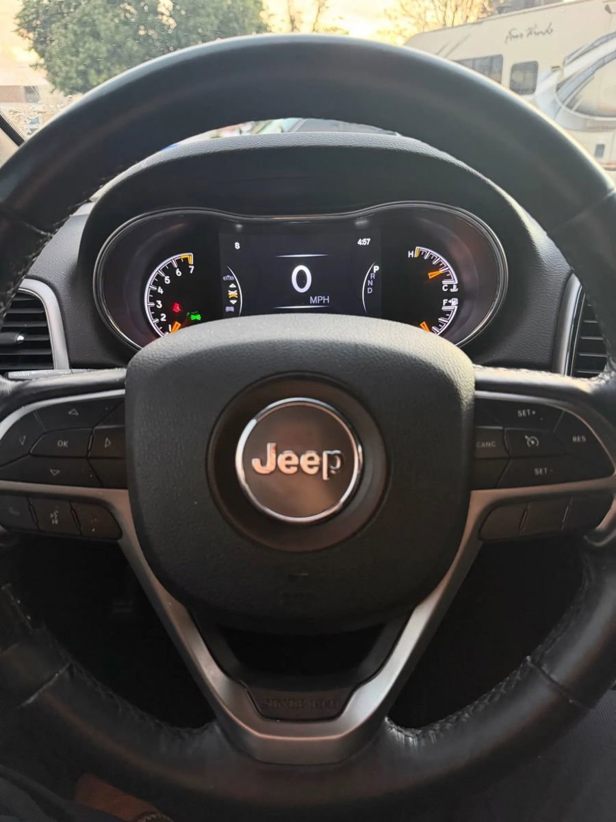 Used 2018 Jeep Grand Cherokee Laredo RWD image 19