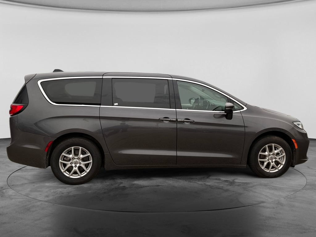 Used 2023 Chrysler Pacifica Touring-L FWD image 11