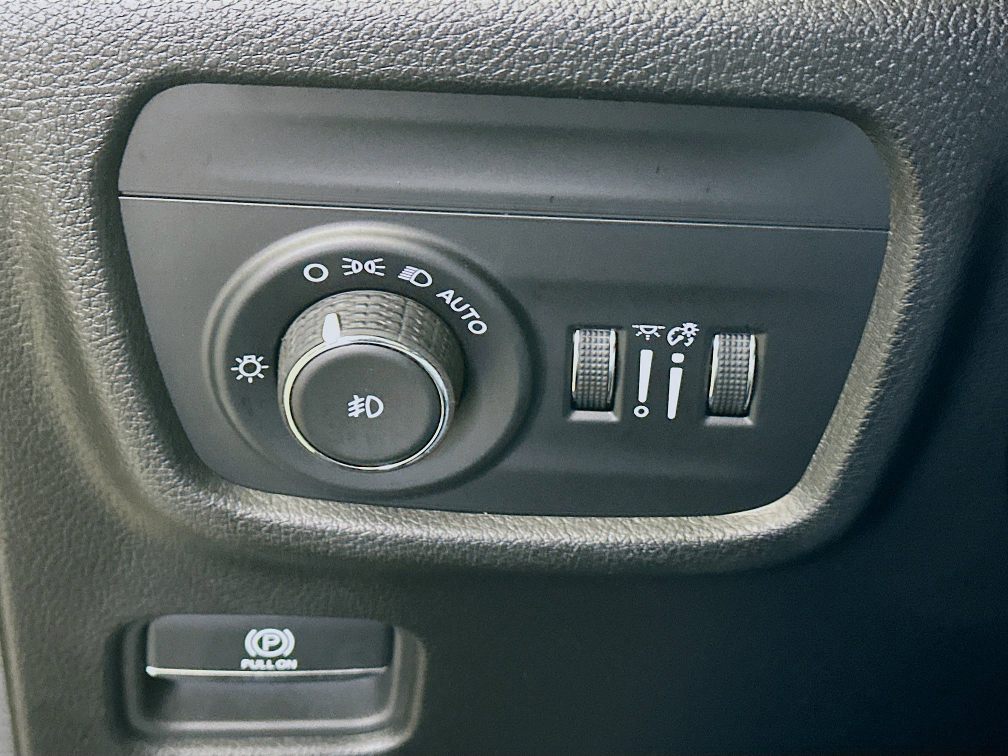 Used 2023 Jeep Grand Cherokee Limited w/ Black Appearance Package image 17