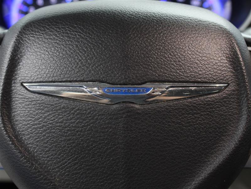 Used 2017 Chrysler Pacifica Touring-L image 12