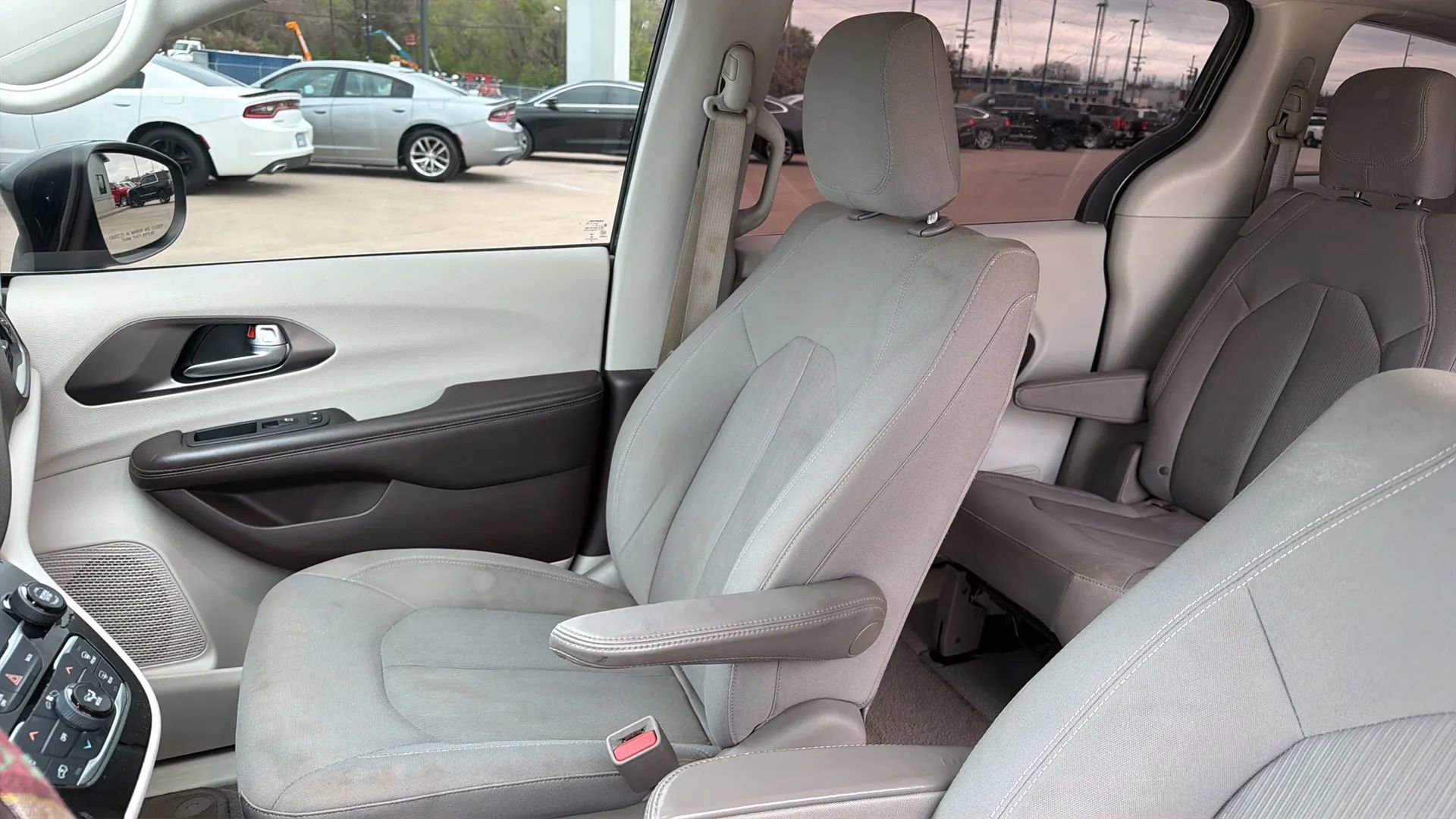 Used 2017 Chrysler Pacifica Touring image 45