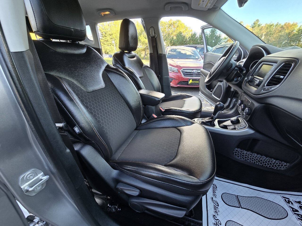 Used 2018 Jeep Compass Latitude w/ Cold Weather Group AWD/4WD image 19