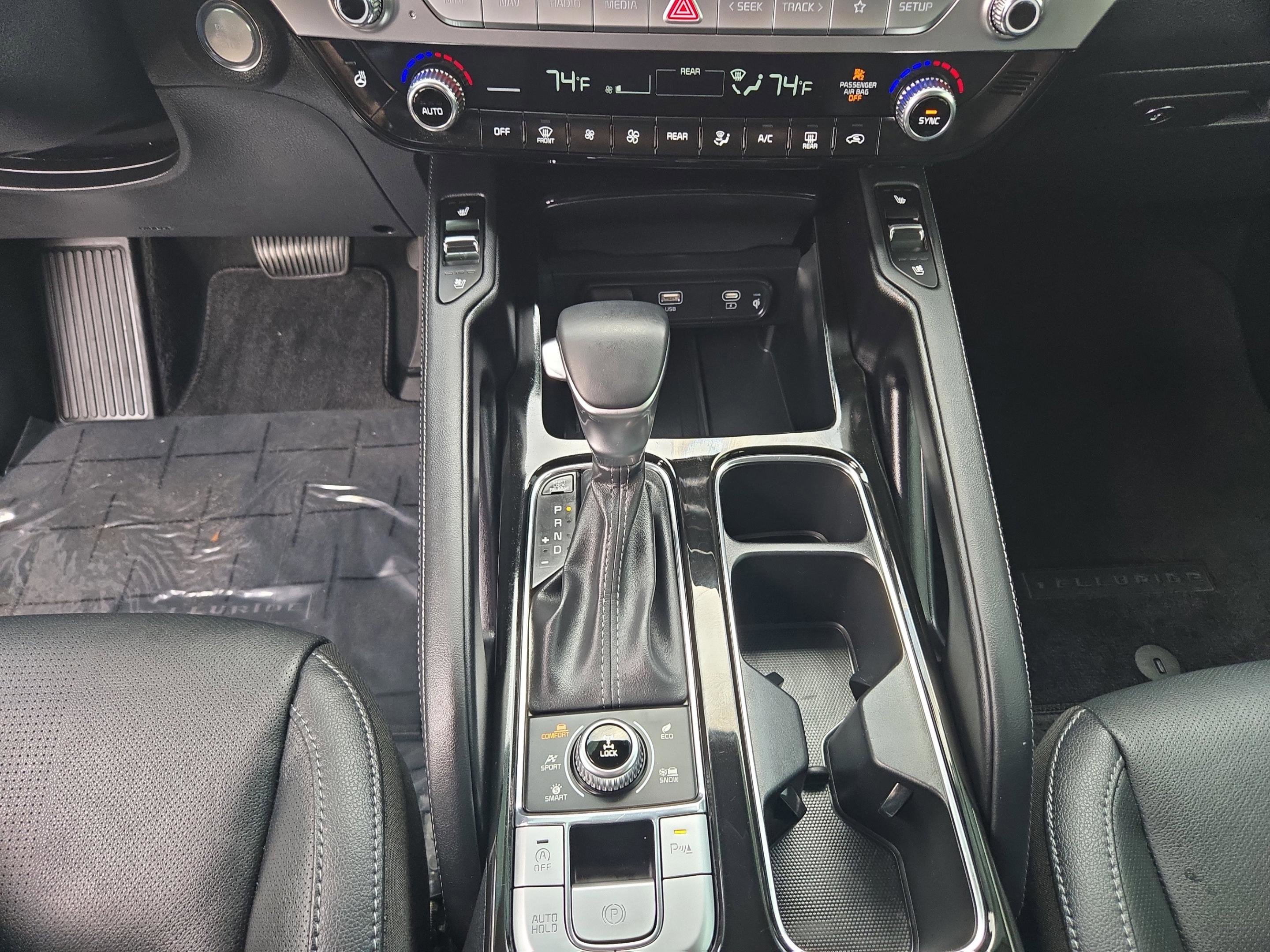 Used 2024 Kia Telluride EX w/ EX Captain's Chair Package image 18