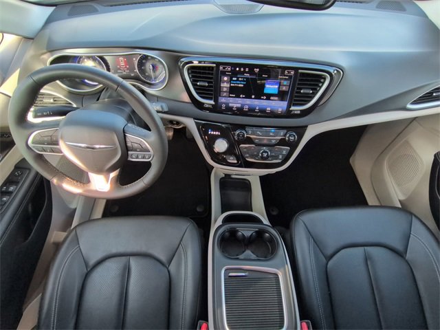 Used 2024 Chrysler Pacifica Touring-L image 27