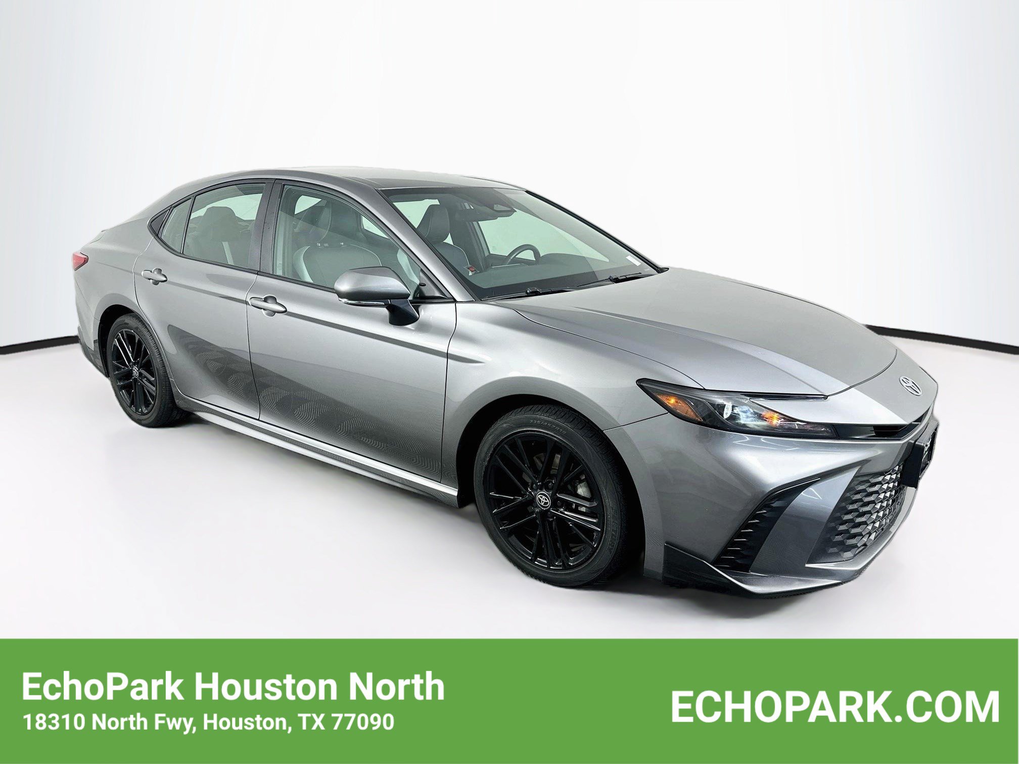 Used 2025 Toyota Camry SE FWD image 1