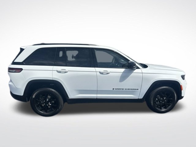 Used 2025 Jeep Grand Cherokee Altitude AWD/4WD image 8