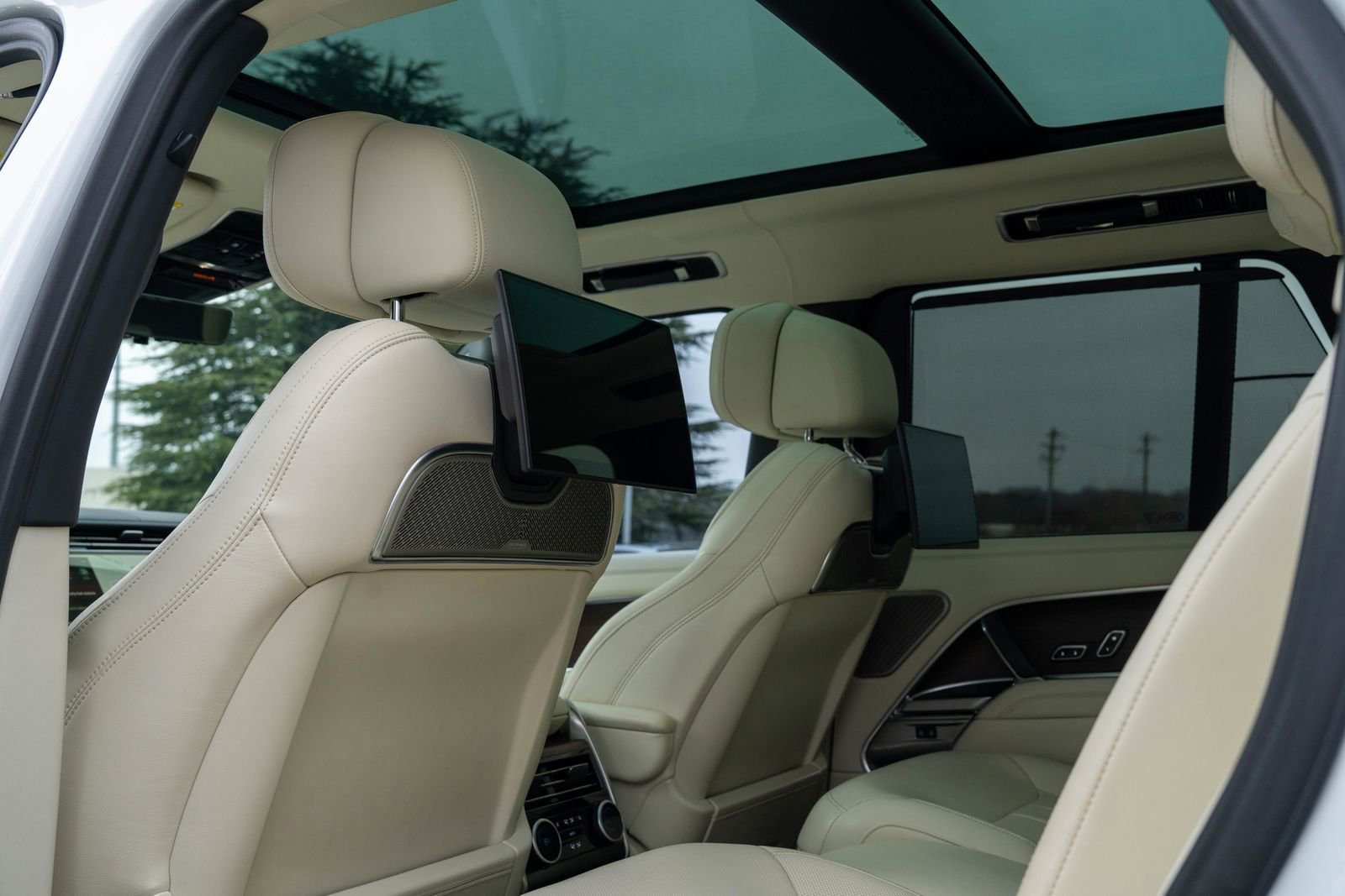 Used 2024 Land Rover Range Rover Autobiography image 28