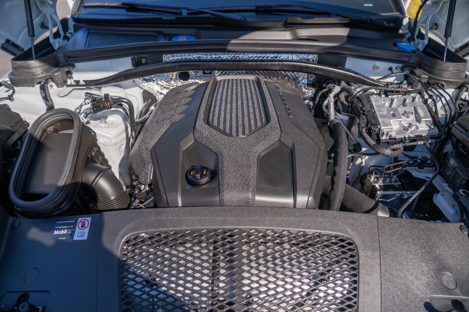 Certified 2026 Porsche Macan AWD/4WD image 28