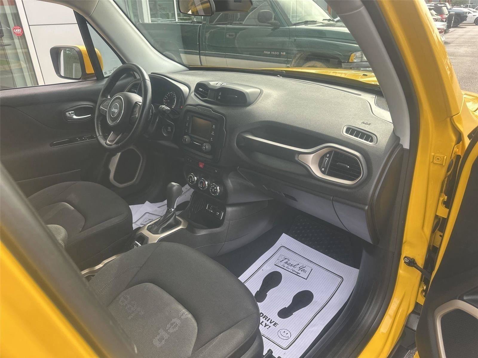 Used 2017 Jeep Renegade Latitude w/ Cold Weather Group FWD image 9