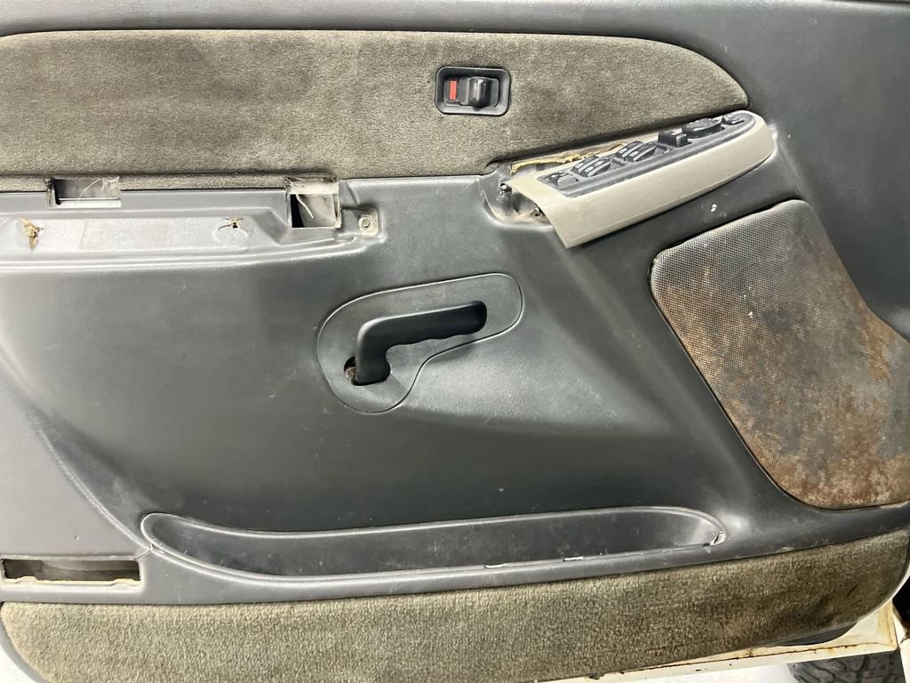 Used 2003 Chevrolet Silverado 2500 LS AWD/4WD image 19