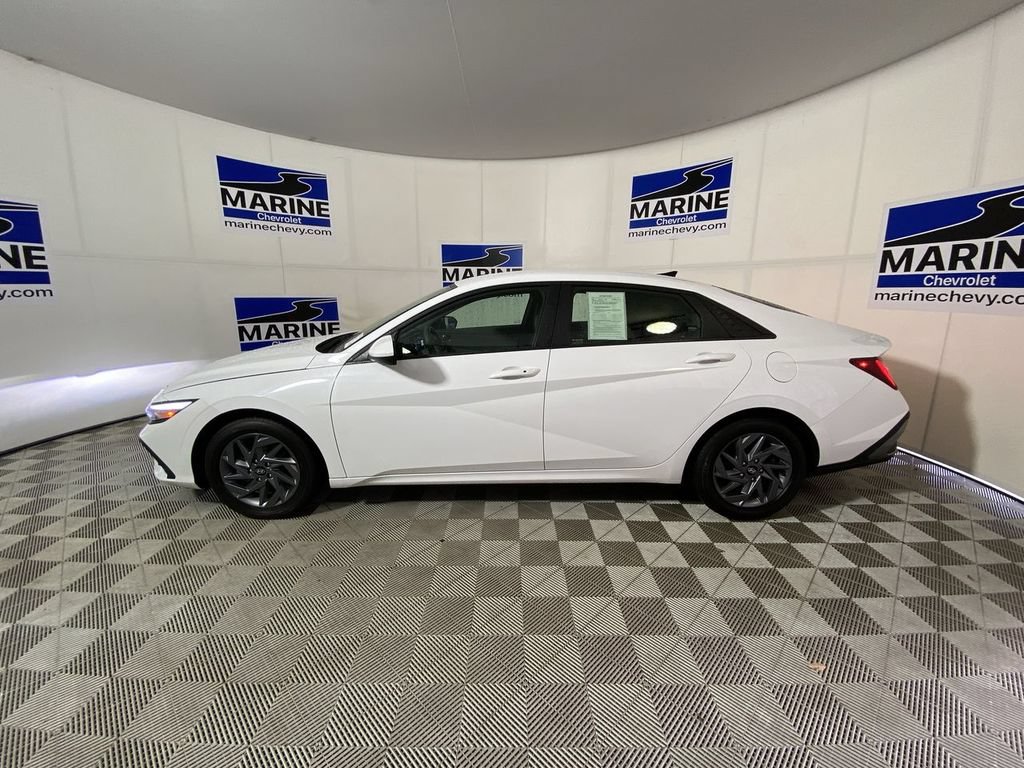 Used 2024 Hyundai Elantra Blue FWD image 13