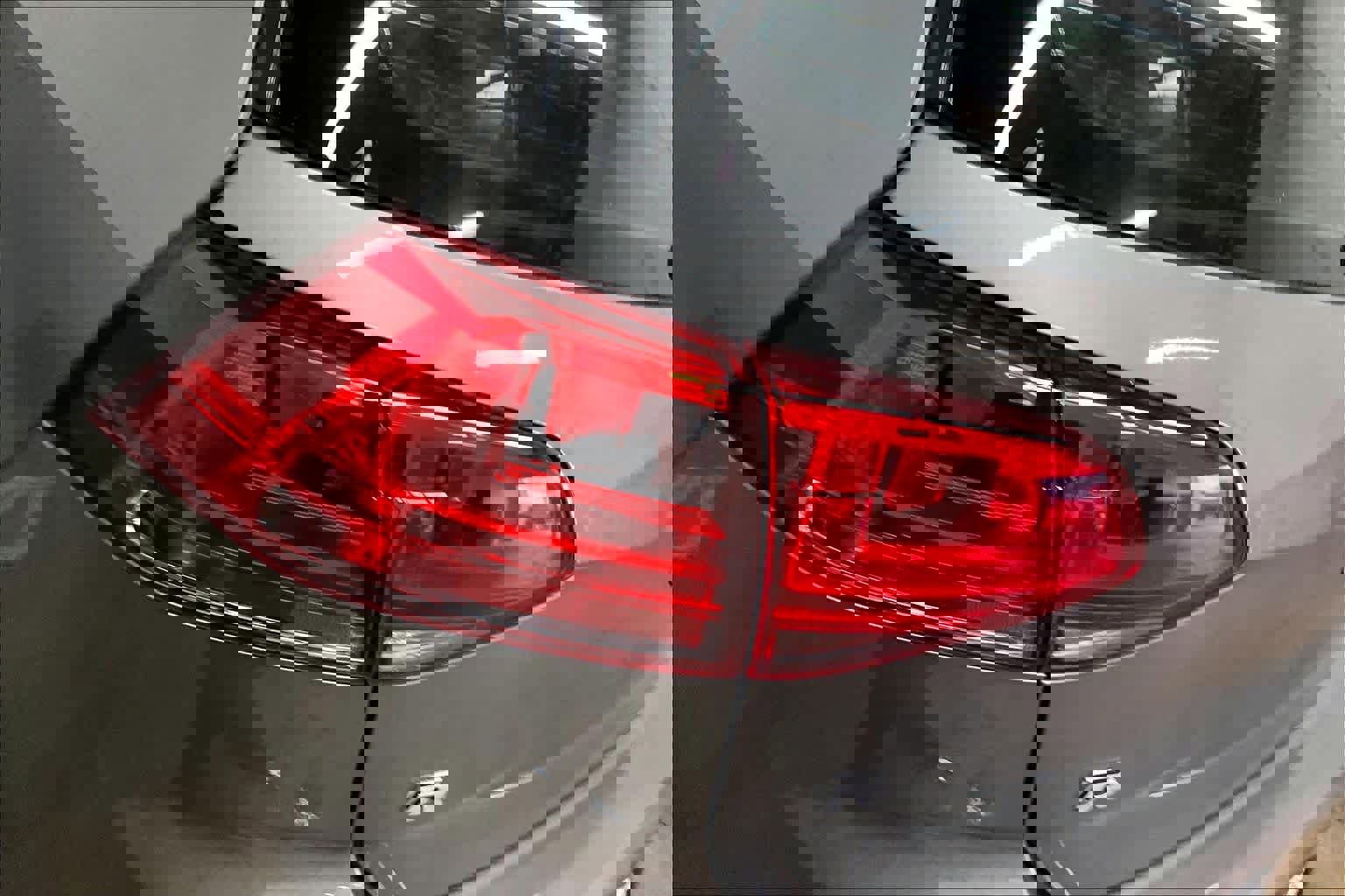 Used 2017 Volkswagen Golf R 4-Door image 31