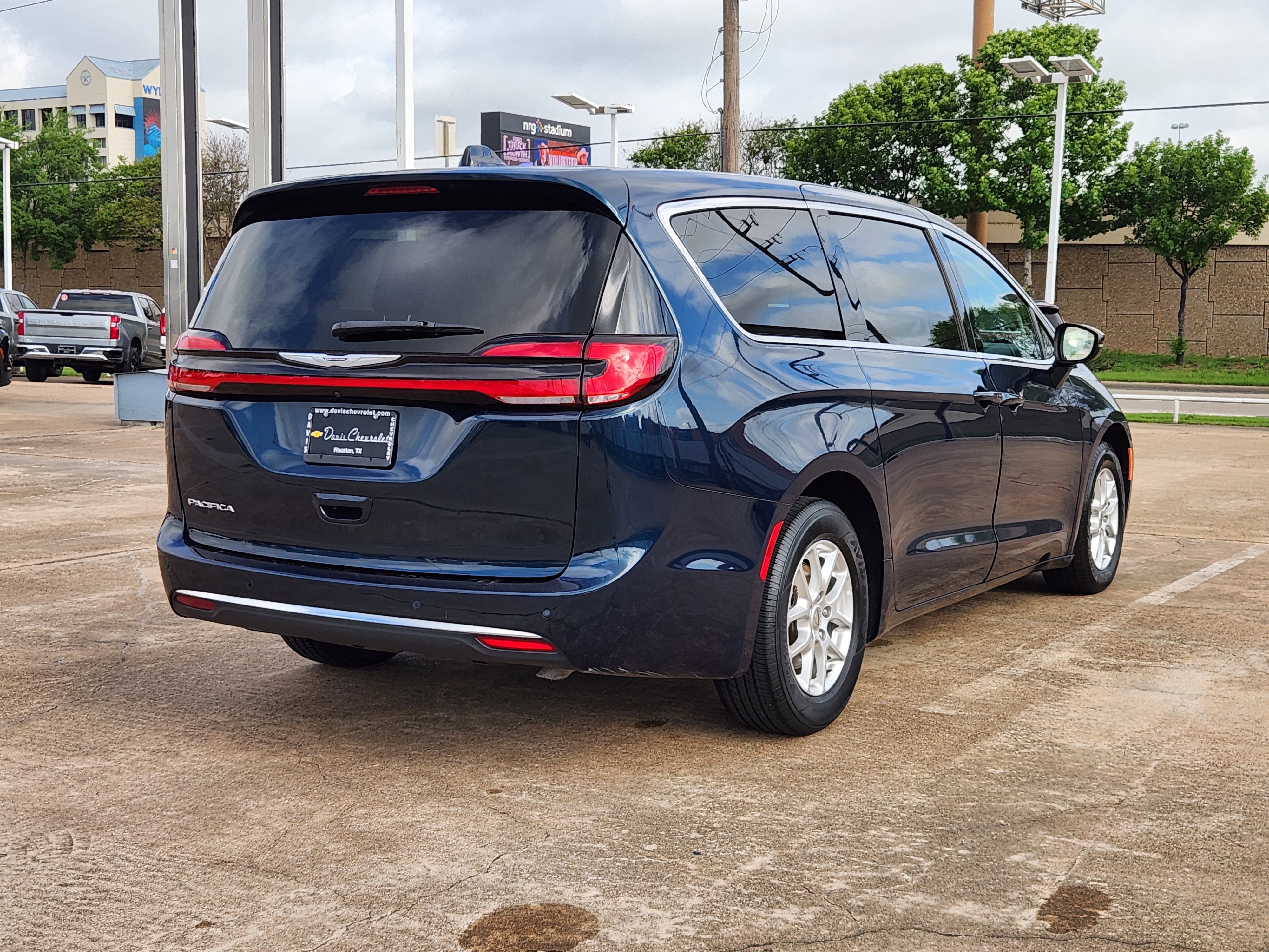 Used 2023 Chrysler Pacifica Touring-L FWD image 6