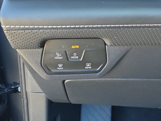Used 2025 Volkswagen Atlas SE w/ Panoramic Sunroof Package FWD image 23