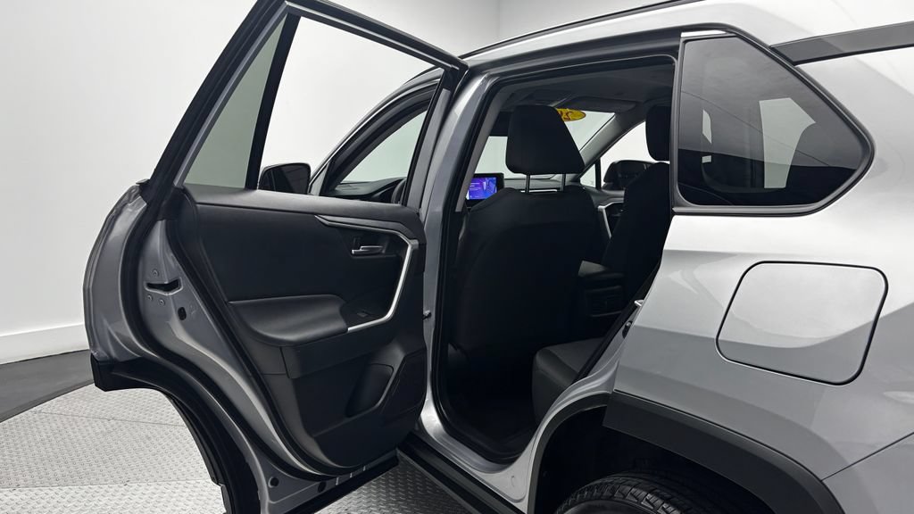 Used 2025 Toyota RAV4 XLE AWD/4WD image 32