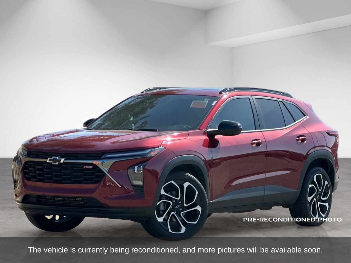 Used 2025 Chevrolet Trax RS w/ Sunroof Package FWD image 2