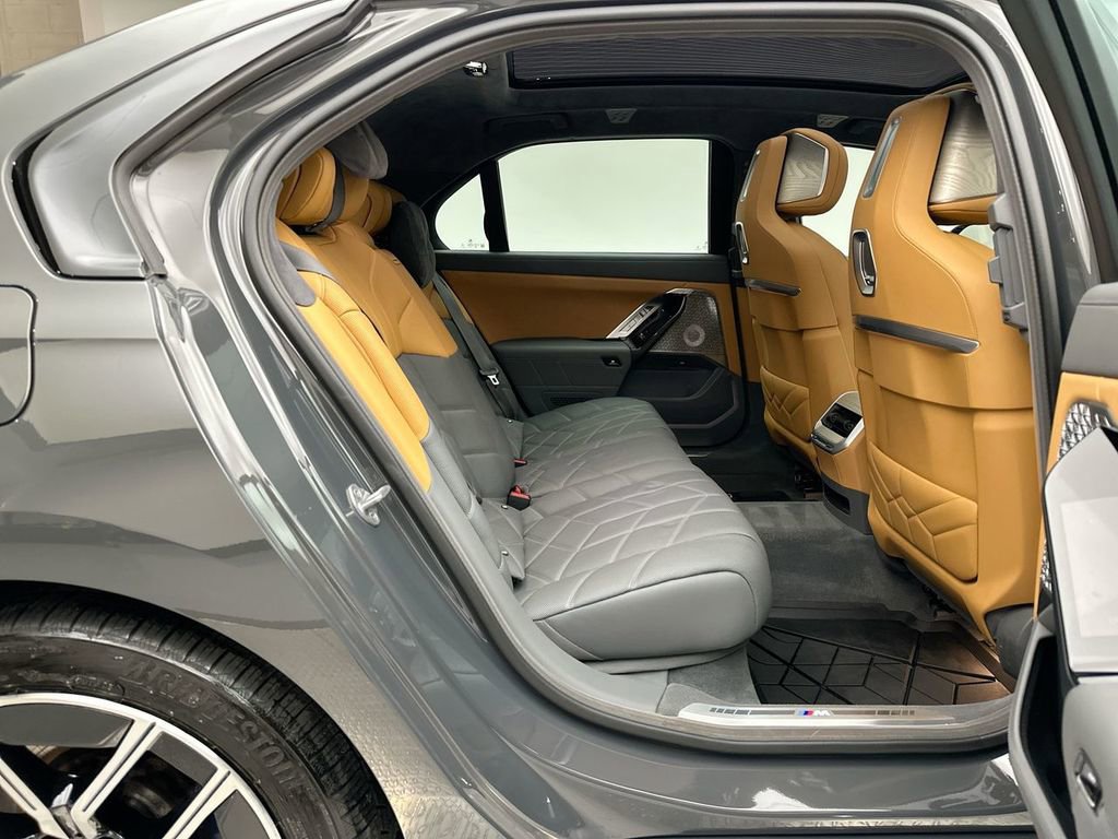 Used 2024 BMW 760i xDrive w/ Executive Package AWD/4WD image 19