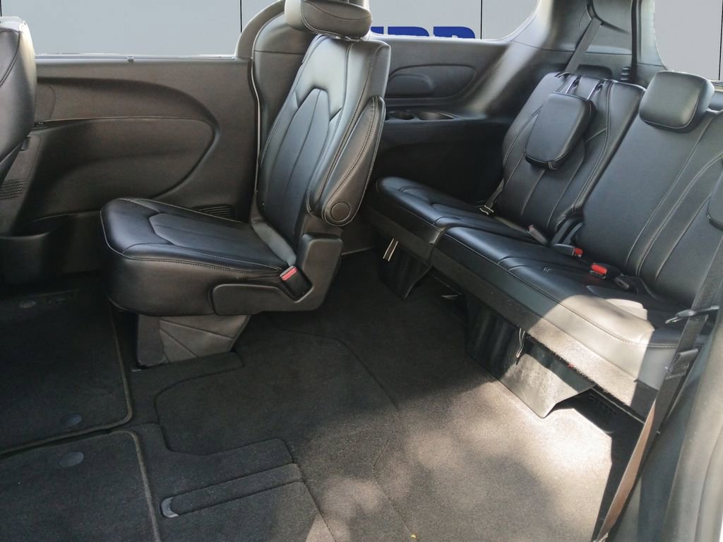 Used 2025 Chrysler Pacifica Select FWD image 16