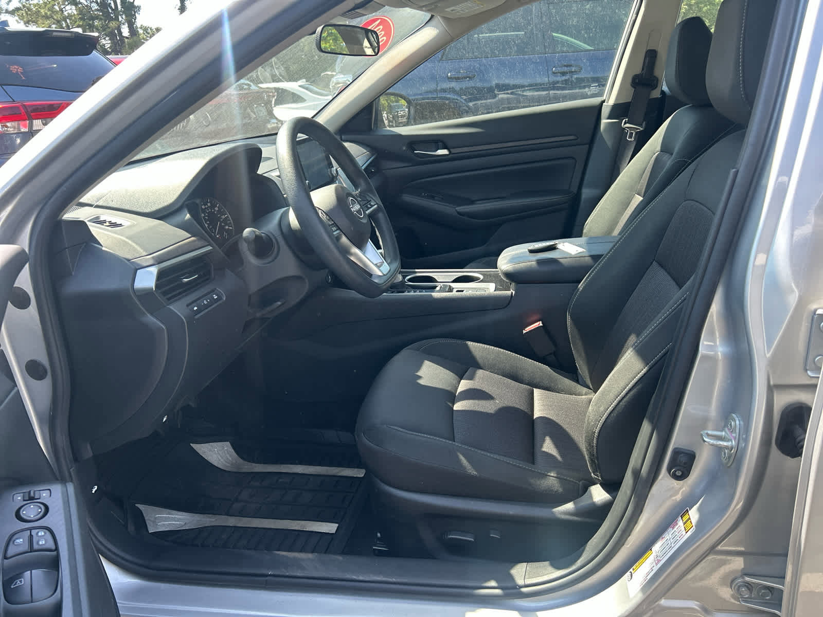 Used 2024 Nissan Altima 2.5 SV AWD/4WD image 7