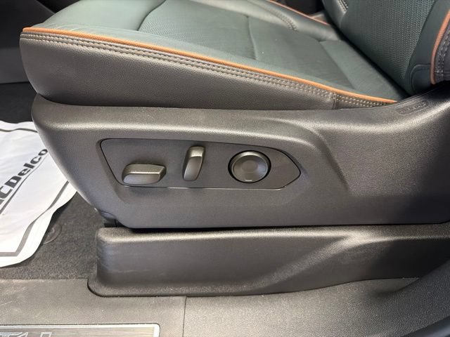 Used 2025 GMC Yukon AT4 w/ AT4 Premium Plus Package AWD/4WD image 13