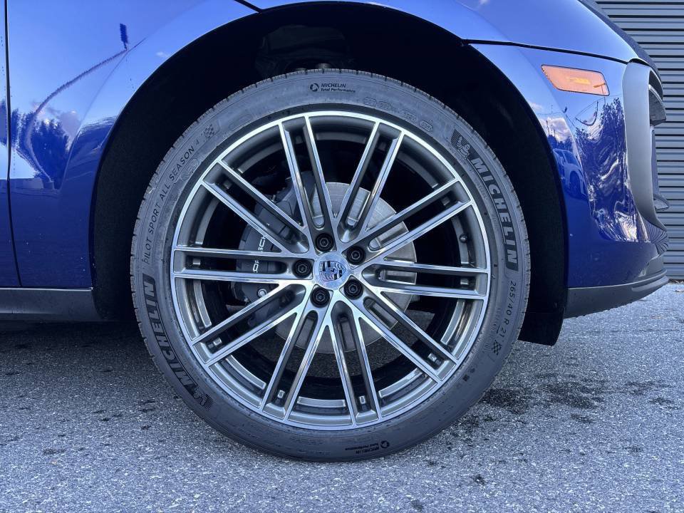 Certified 2026 Porsche Macan AWD/4WD image 7