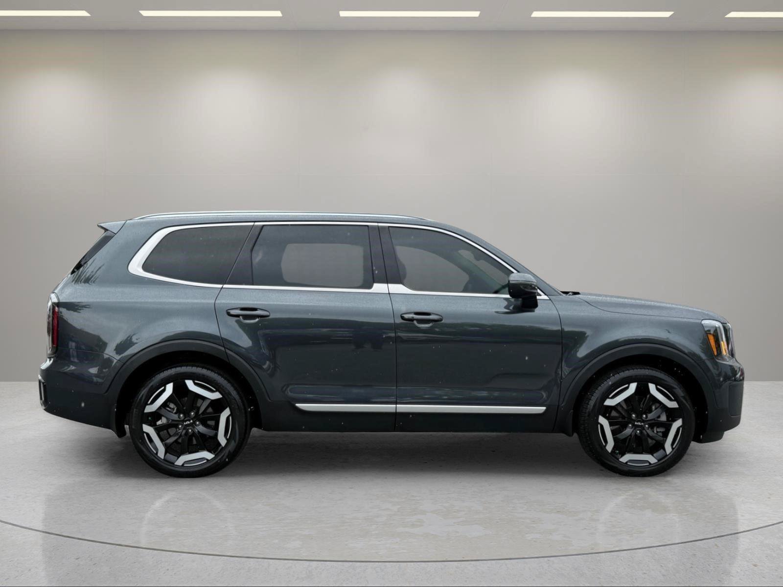 Used 2024 Kia Telluride EX FWD image 4
