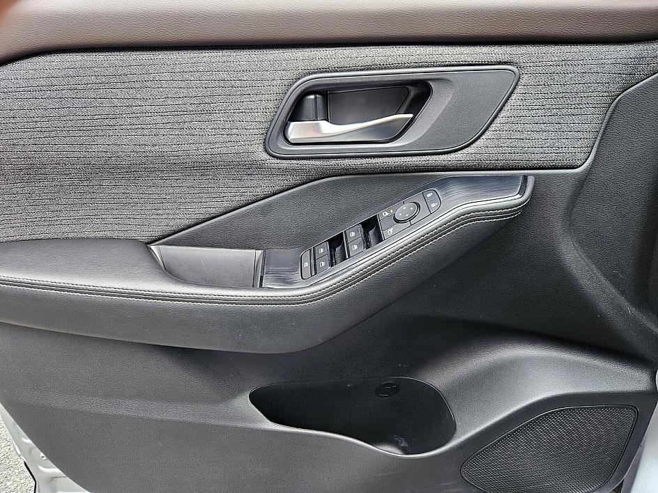 Used 2022 Nissan Rogue SV image 30