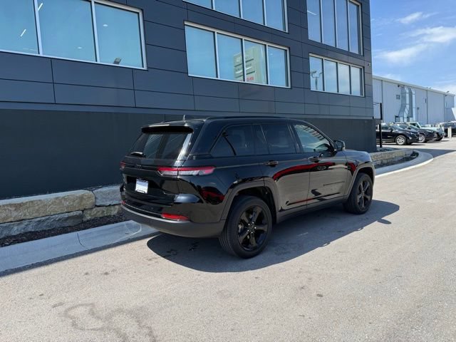 Used 2023 Jeep Grand Cherokee Altitude AWD/4WD image 3