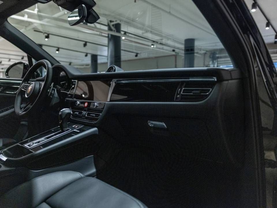 Certified 2026 Porsche Macan AWD/4WD image 25