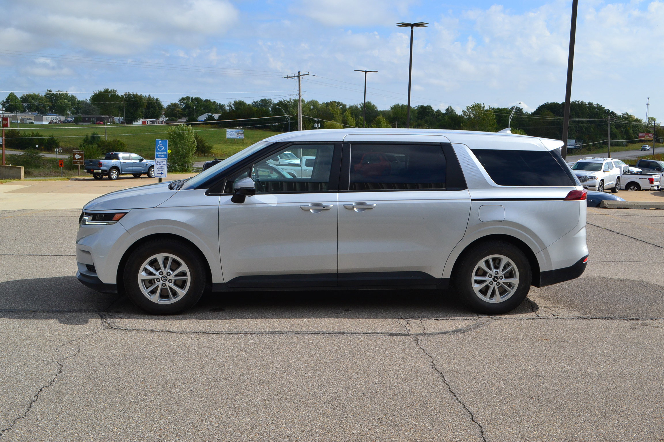 Used 2022 Kia Carnival LX image 9
