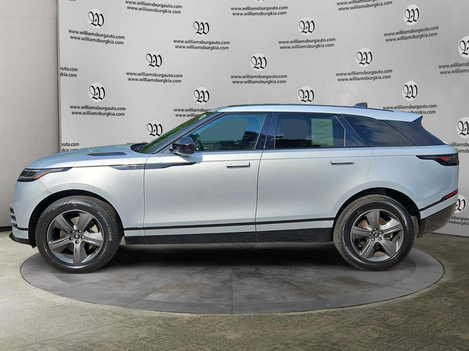Used 2025 Land Rover Range Rover Velar Dynamic SE AWD/4WD image 2