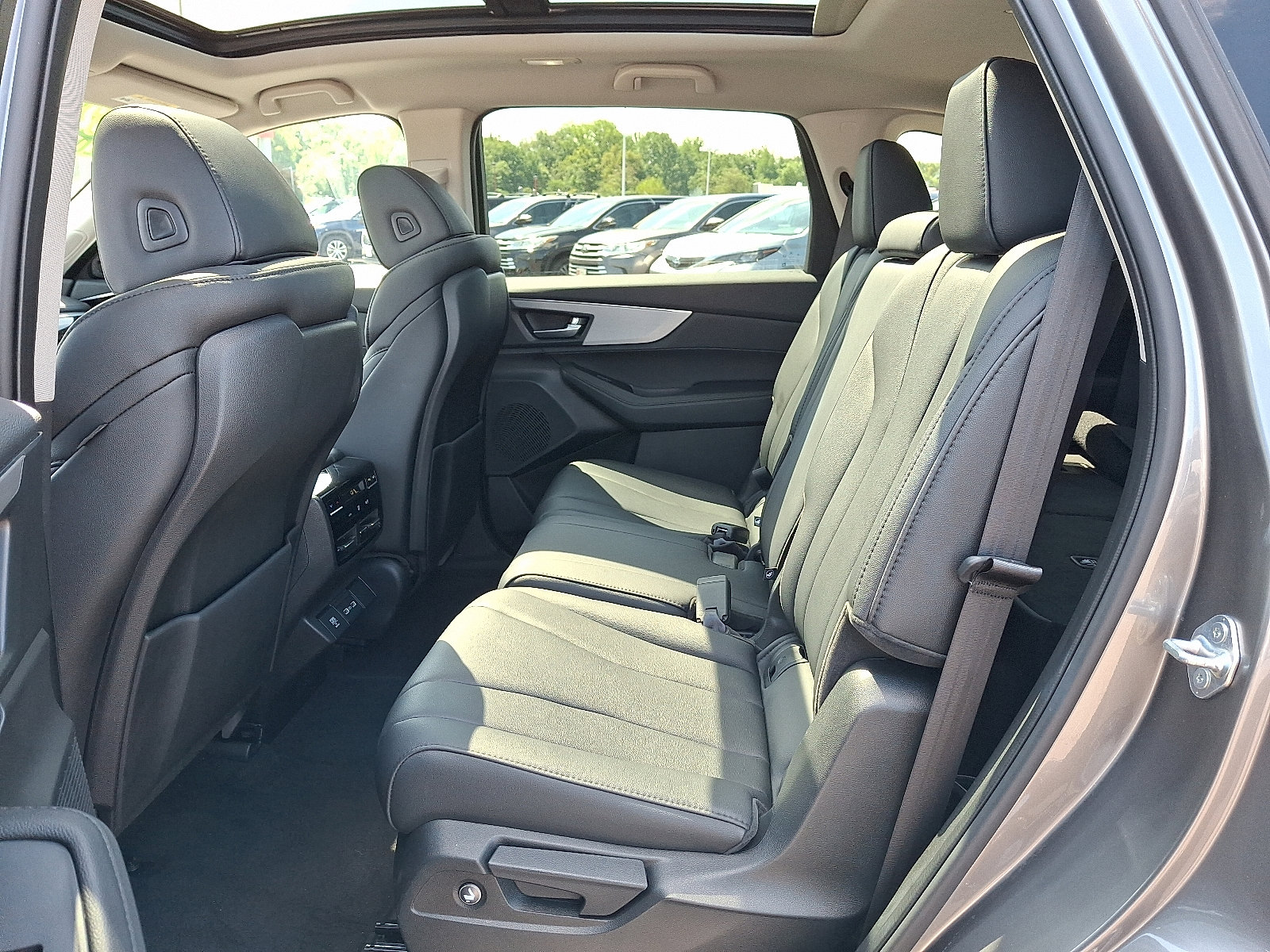 Used 2024 Acura MDX SH-AWD image 11