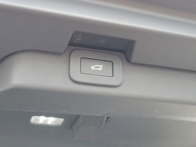 Used 2024 Land Rover Discovery S image 13