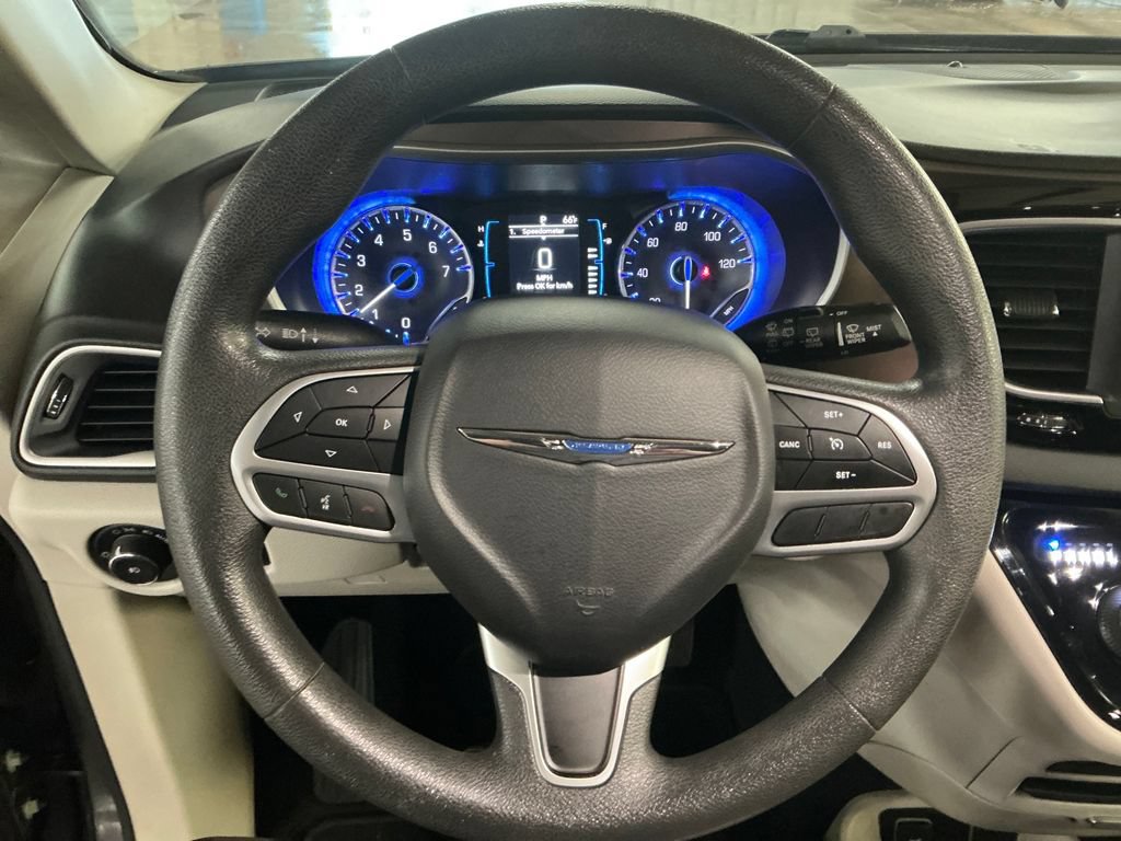 Used 2018 Chrysler Pacifica Touring Plus FWD image 20