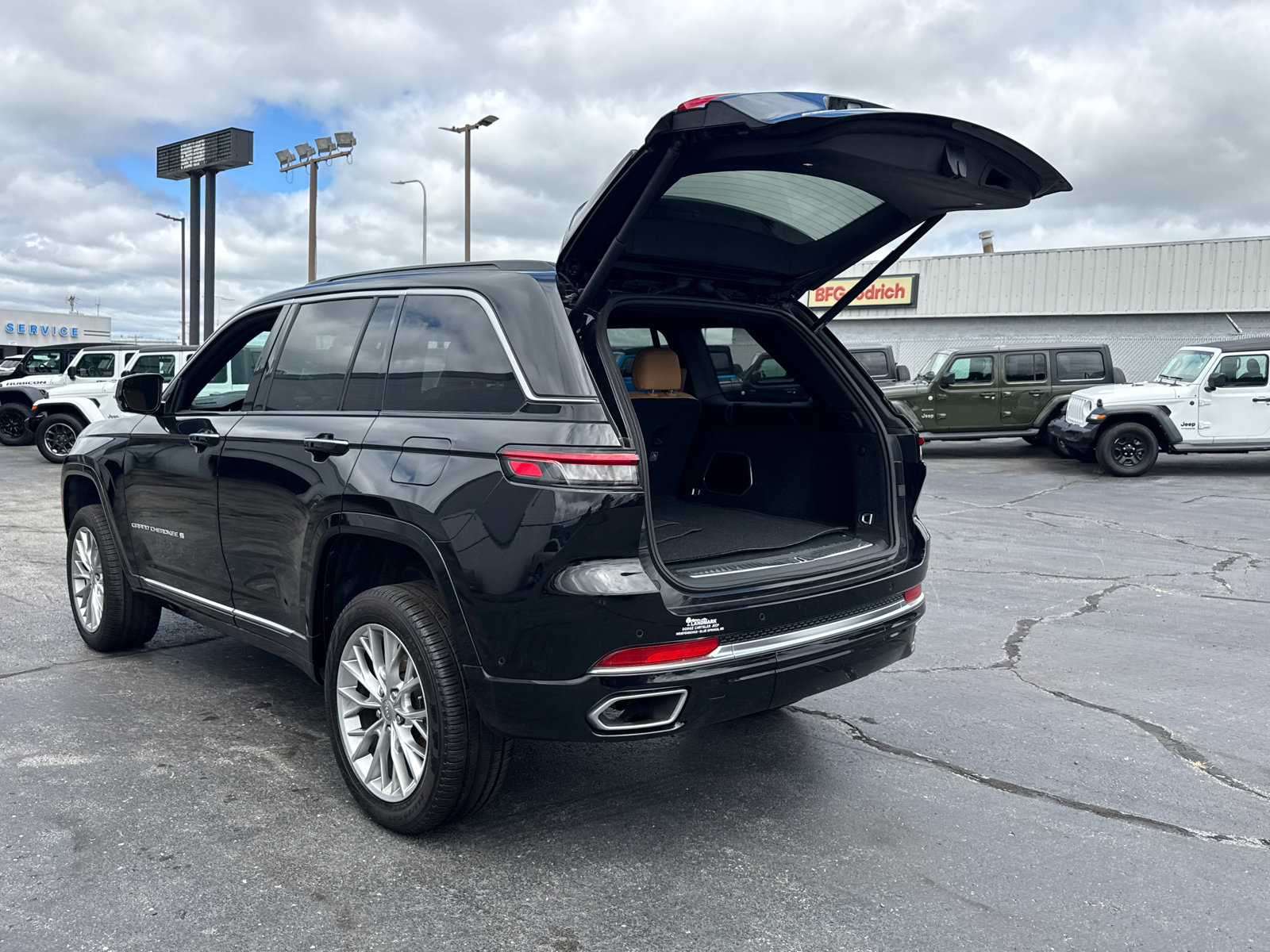 Used 2024 Jeep Grand Cherokee Summit AWD/4WD image 19