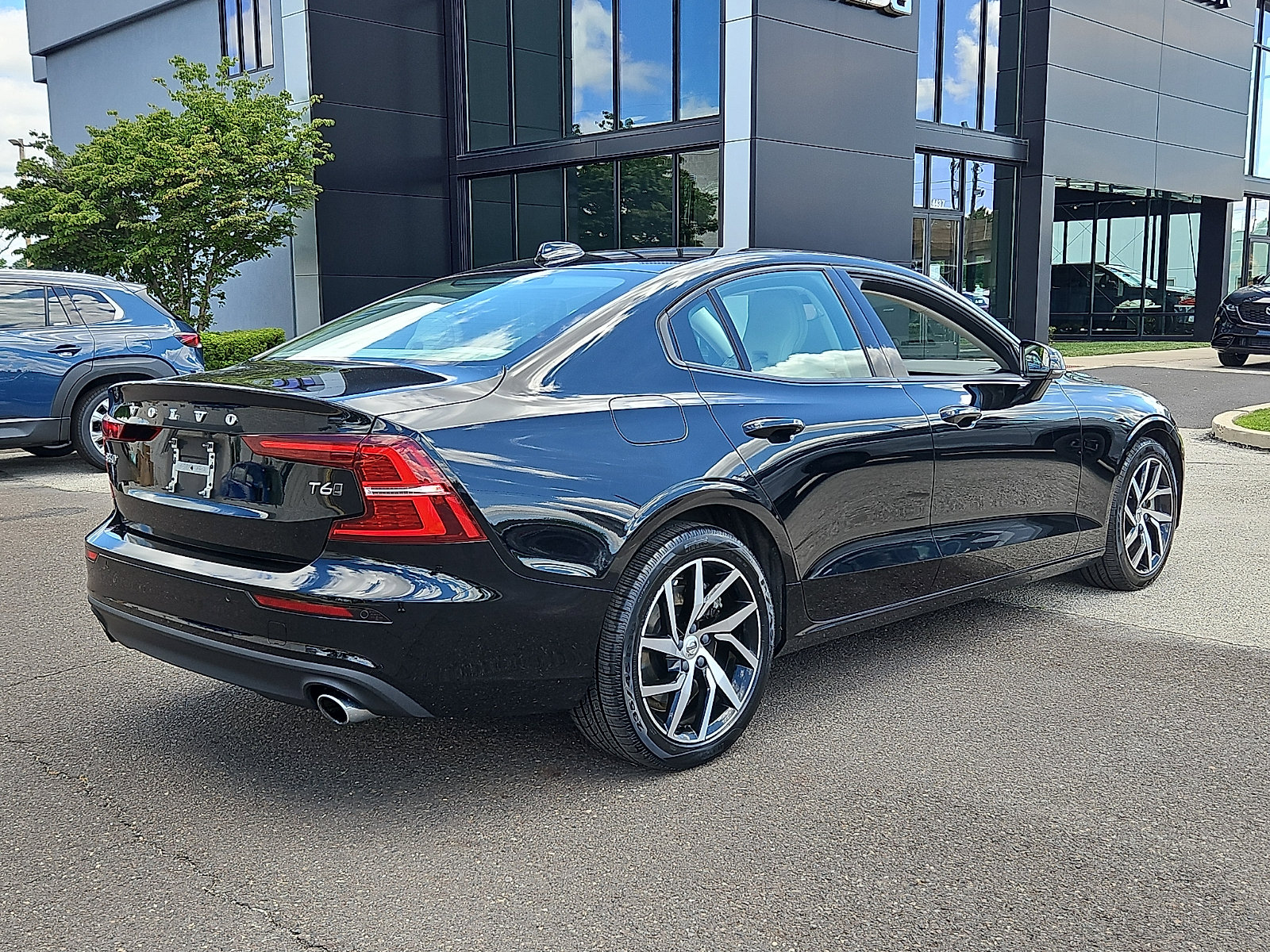 Used 2020 Volvo S60 T6 Momentum AWD/4WD image 6