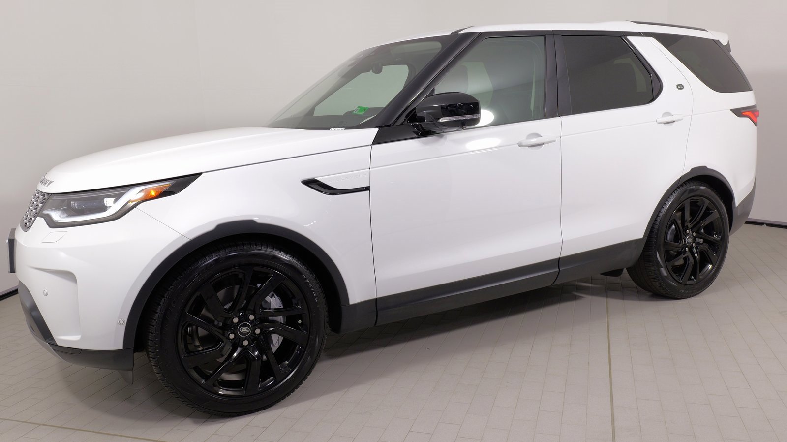 Used 2024 Land Rover Discovery S image 3