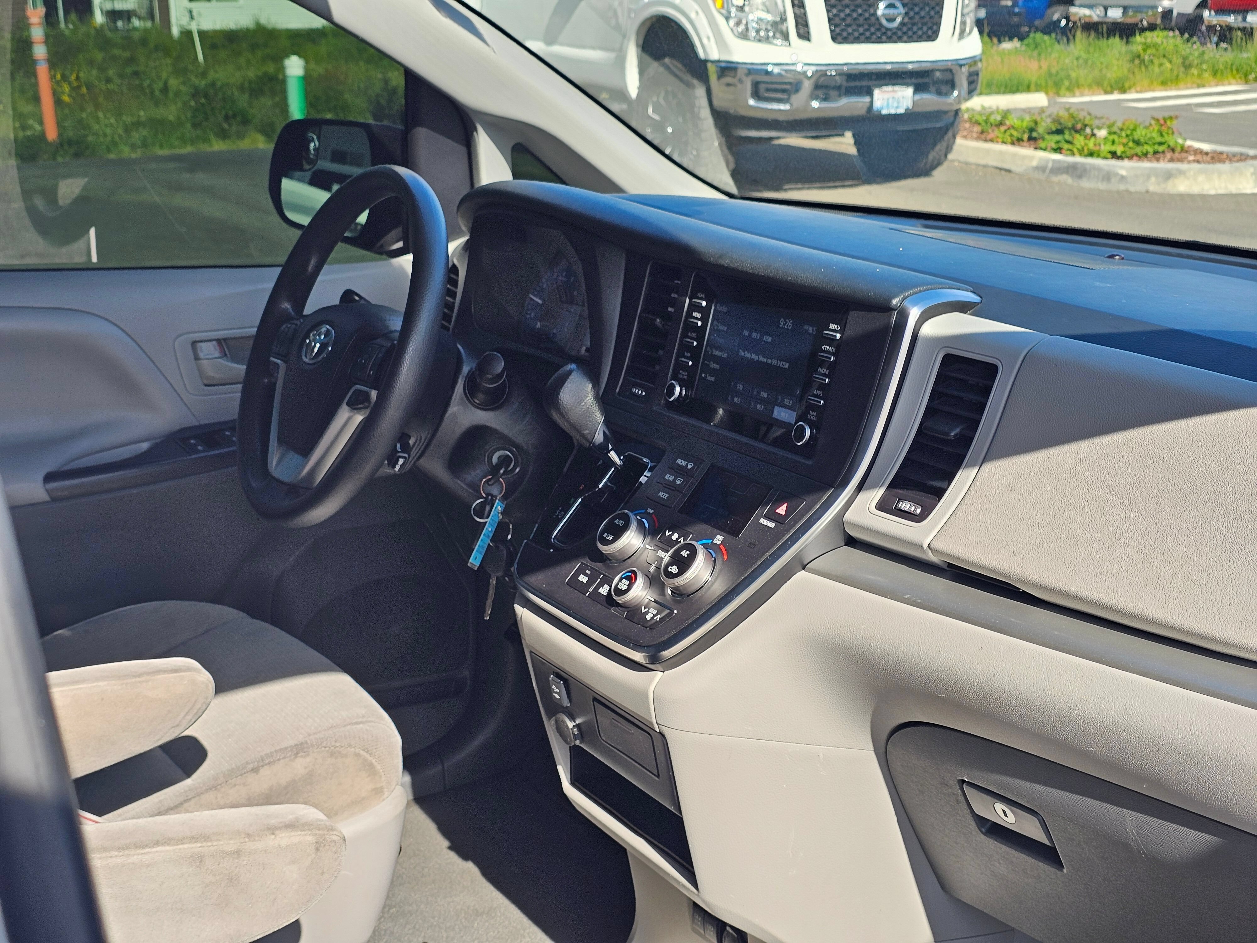 Used 2019 Toyota Sienna L w/ Carpet Mat Package FWD image 33