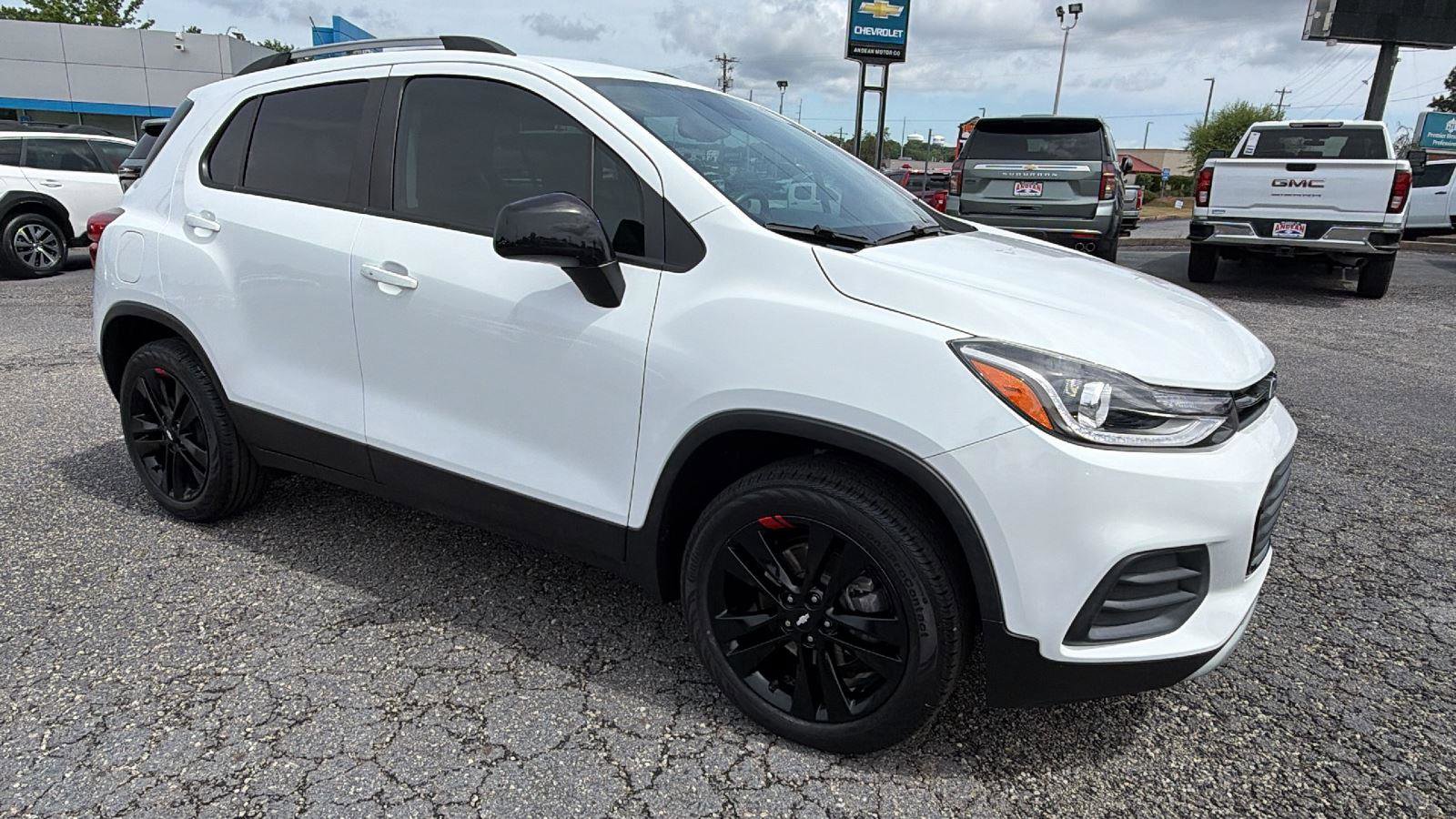 Used 2022 Chevrolet Trax LT w/ Redline Edition AWD/4WD image 3