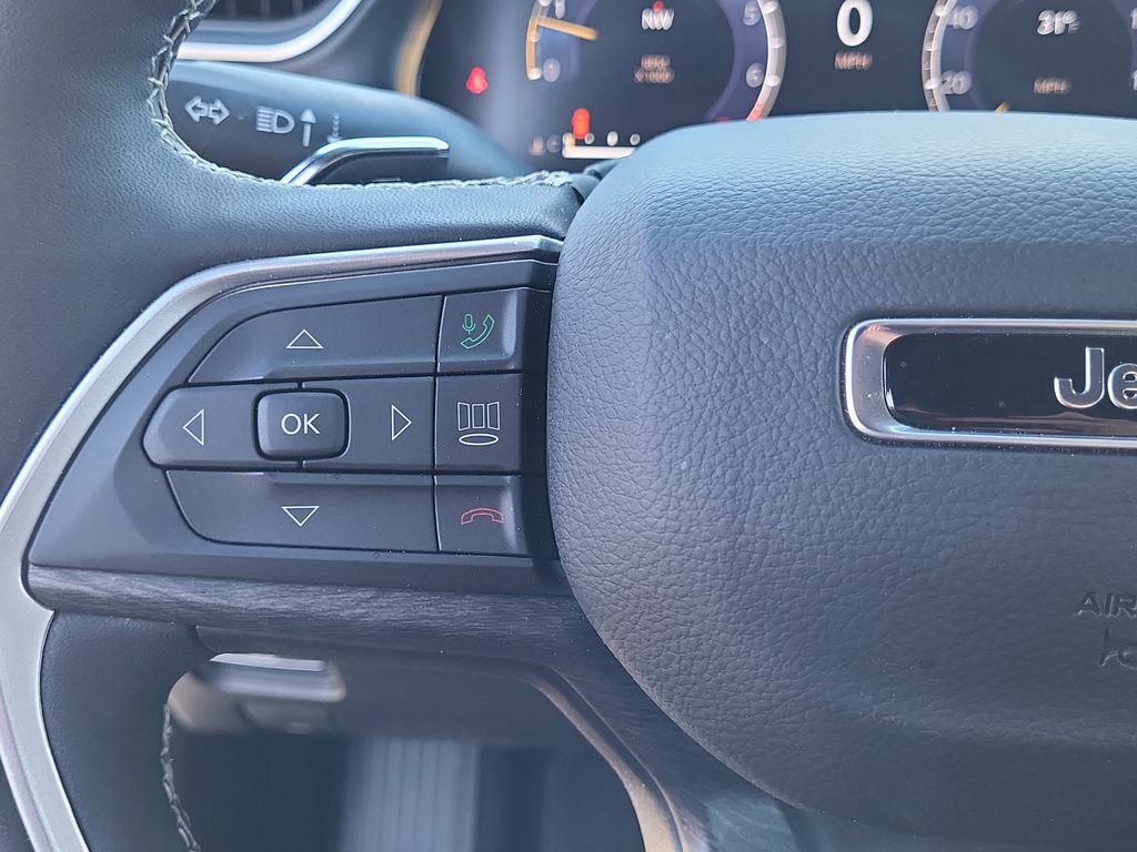 Used 2025 Jeep Grand Cherokee Limited w/ Luxury Tech Group II image 20