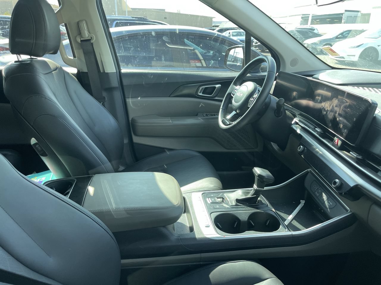 Used 2025 Kia Carnival FWD image 4
