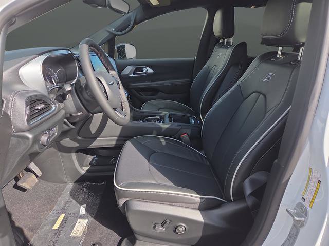 New 2026 Chrysler Pacifica Limited w/ S Appearance Package image 4